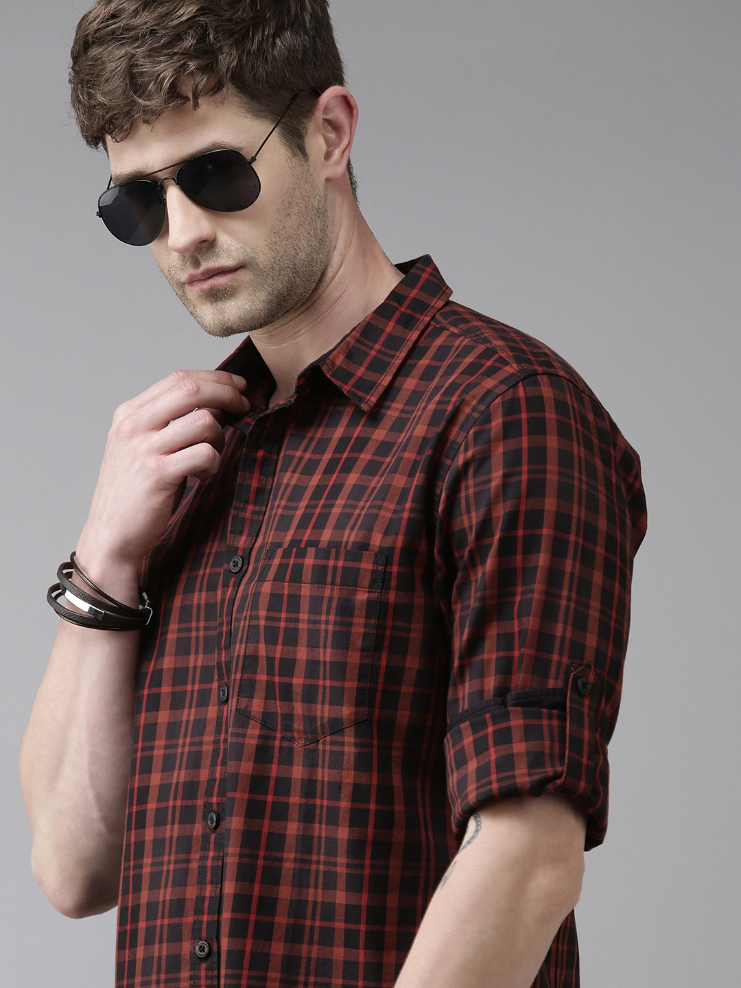 

Roadster Men Black Checked Opaque Twill Roll-Up Sleeves Casual Shirt