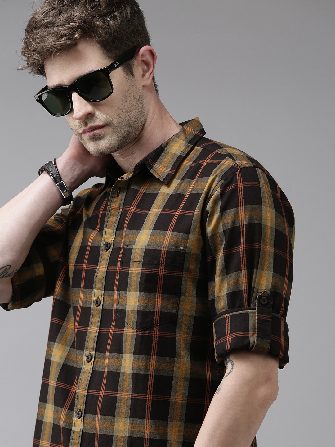 

Roadster Men Black Checked Opaque Twill Roll-Up Sleeves Casual Shirt