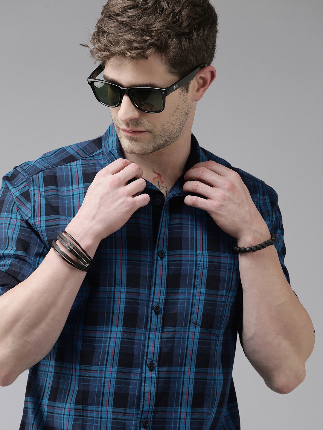 

Roadster Men Black Checked Opaque Twill Roll-Up Sleeves Casual Shirt