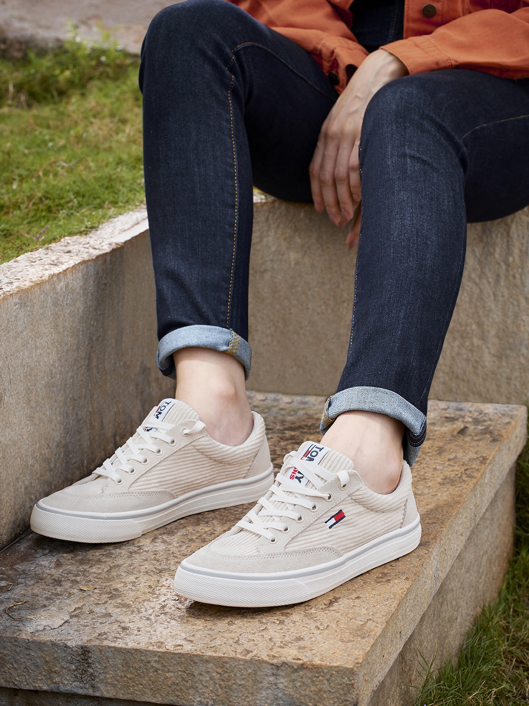 

Tommy Hilfiger Women Beige Textured Corduroy Skate Sneakers