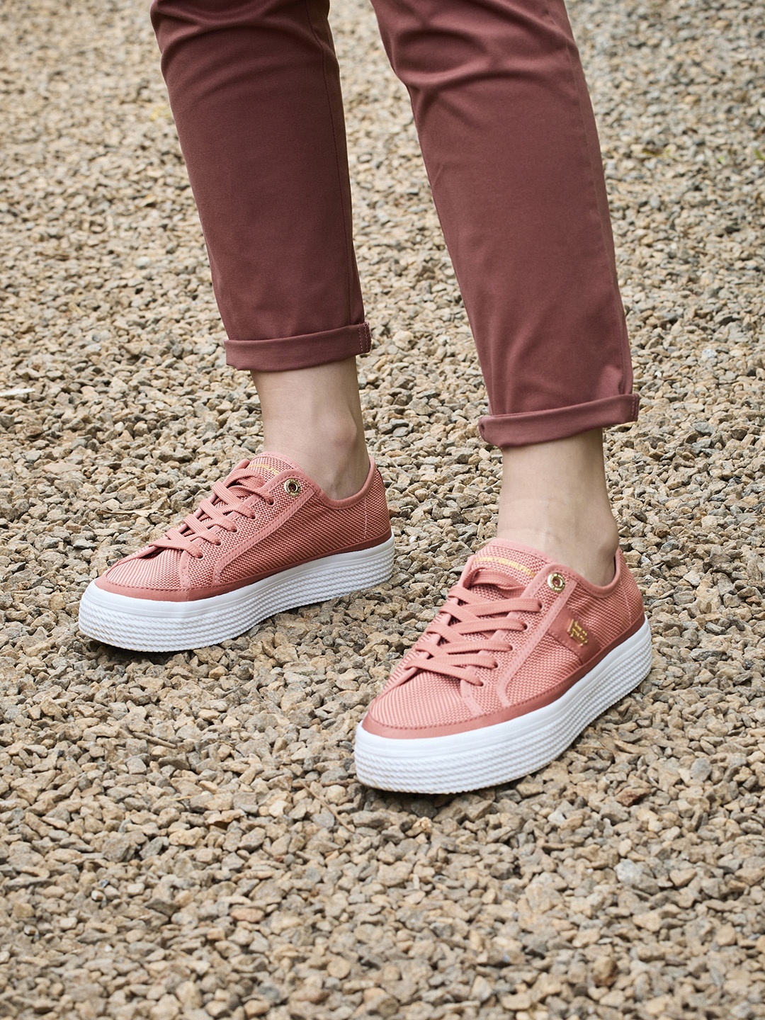

Tommy Hilfiger Women Dusty Pink Woven Design Flatform Sneakers