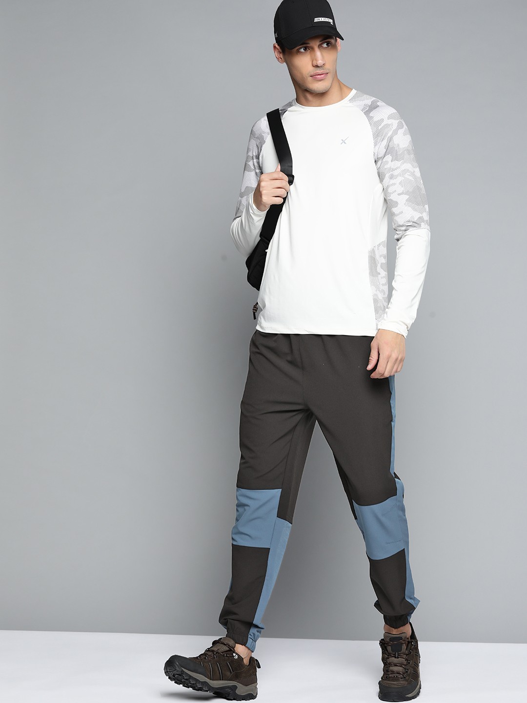 

HRX By Hrithik Roshan Outdoor Men Jet Black Lycra Colourblock Tracksuit