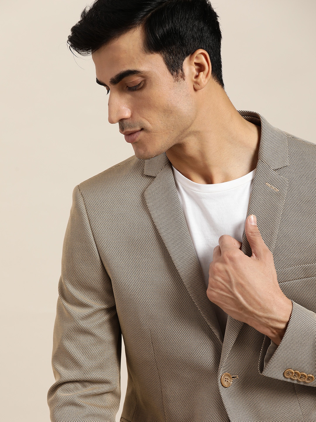 

INVICTUS Men Beige & Black Slim Fit Self-Design Single-Breasted Smart Casual Blazer
