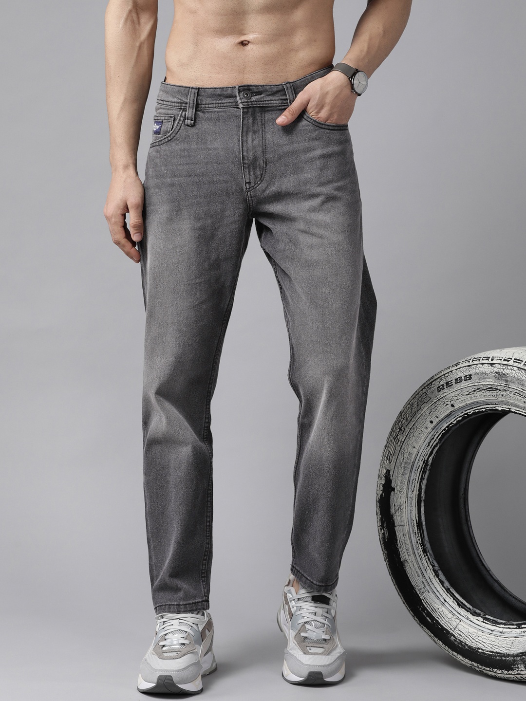 

Roadster Men Charcoal Carrot Light Fade Stretchable Jeans