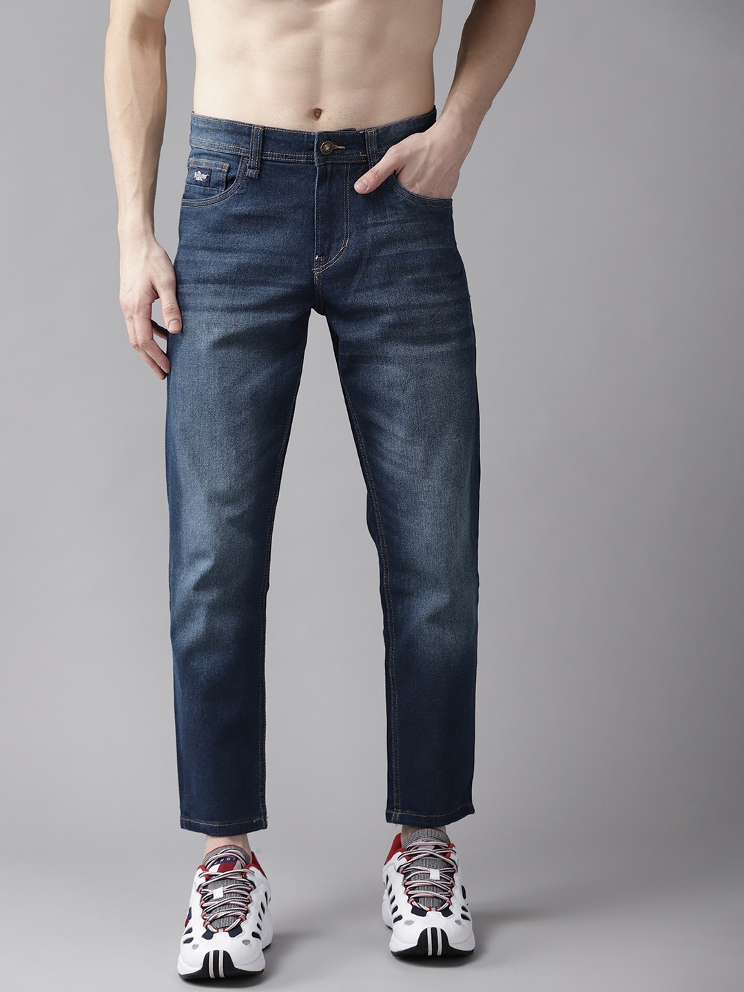

Roadster Men Blue Carrot Fit Light Fade Jeans
