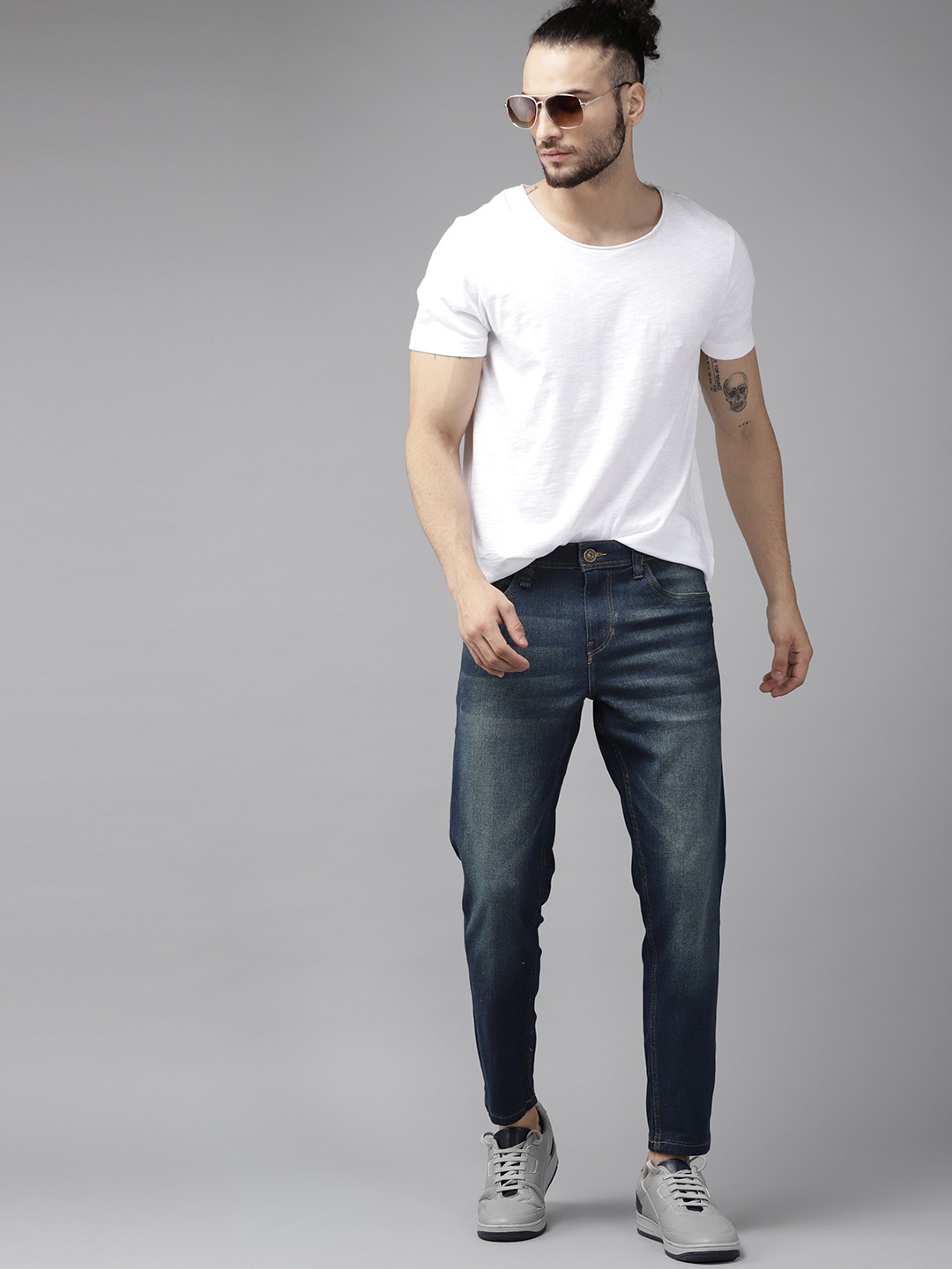 

Roadster Men Navy Blue Light Fade Carrot Fit Stretchable Jeans