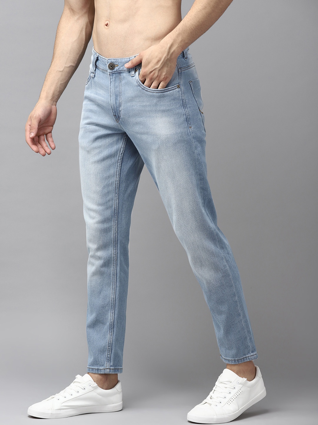 

Roadster Men Blue Carrot Light Fade Stretchable Jeans