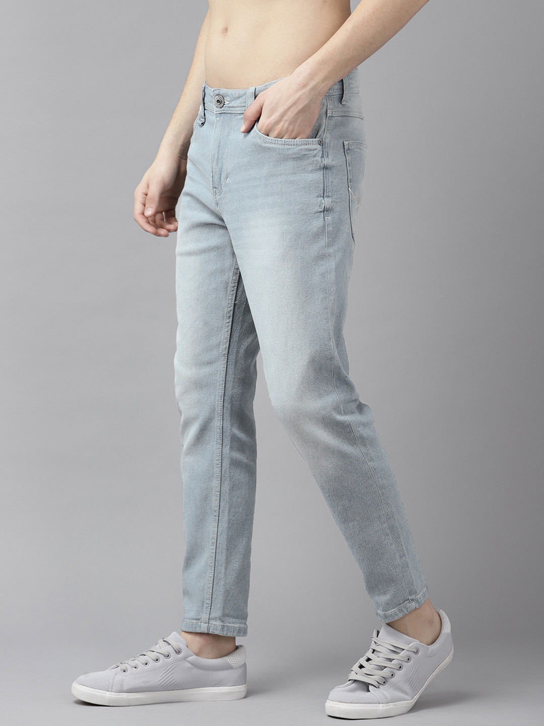 

Roadster Men Blue Carrot Fit Light Fade Stretchable Jeans