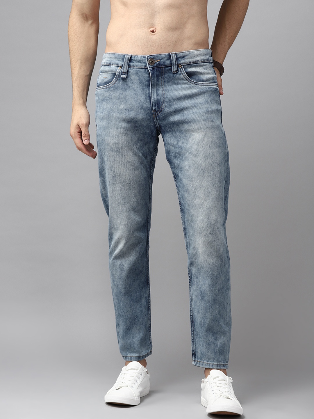 

Roadster Men Blue Carrot Light Fade Stretchable Jeans