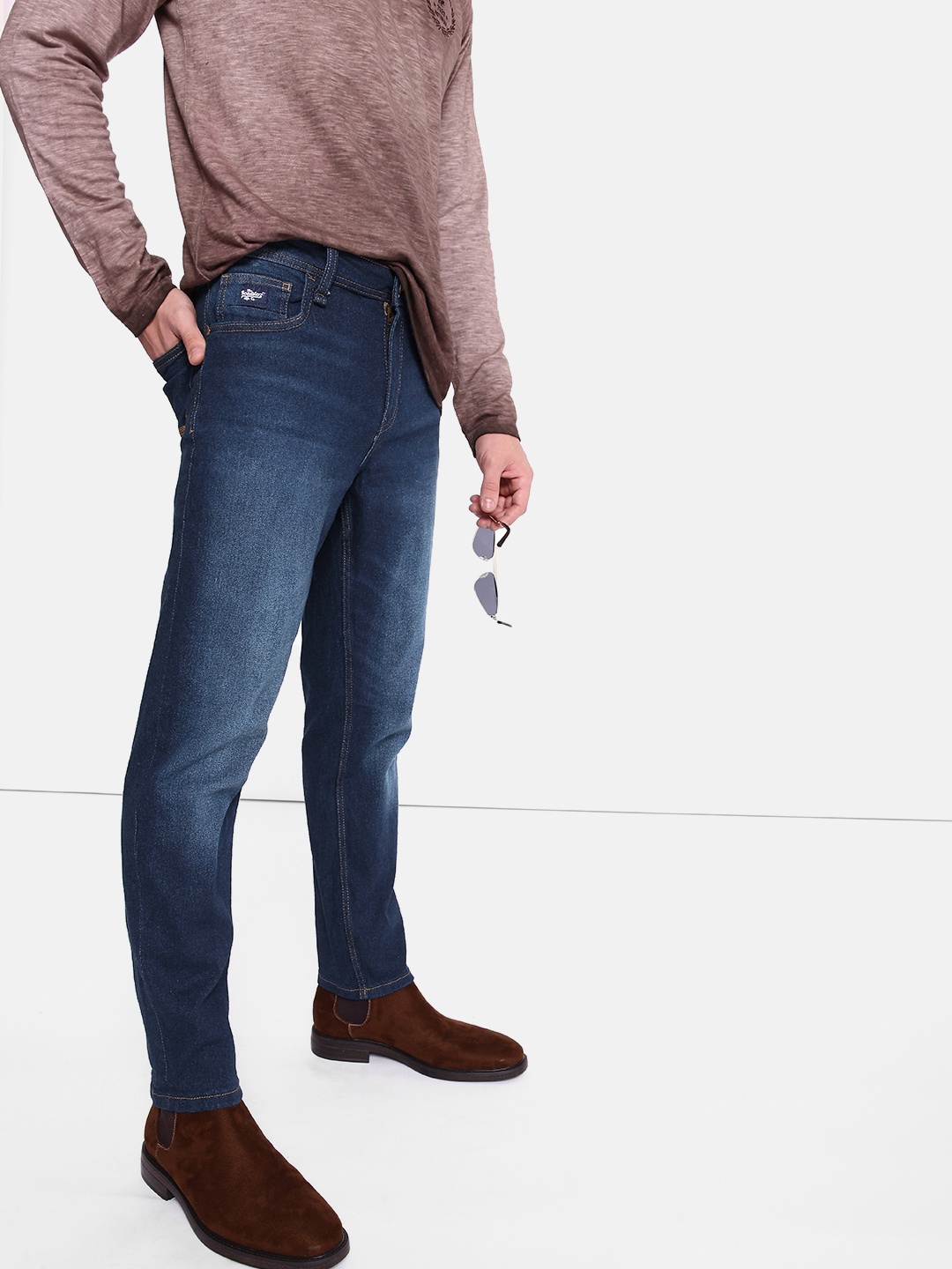 

The Roadster Lifestyle Co. Men Carrot Fit Light Fade Stretchable Jeans, Navy blue