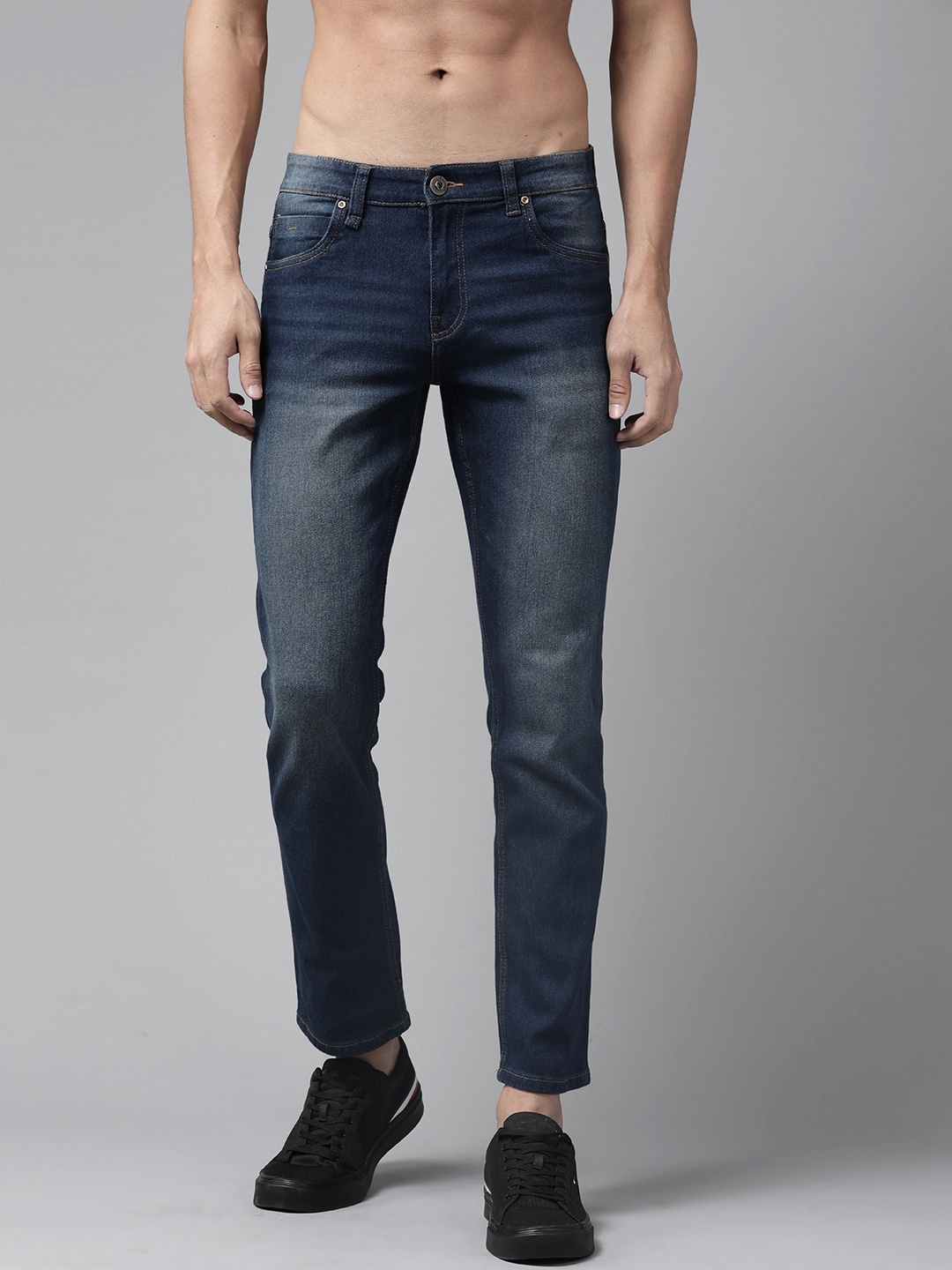 

Roadster Men Blue Slim Fit Light Fade Mid Rise Stretchable Jeans