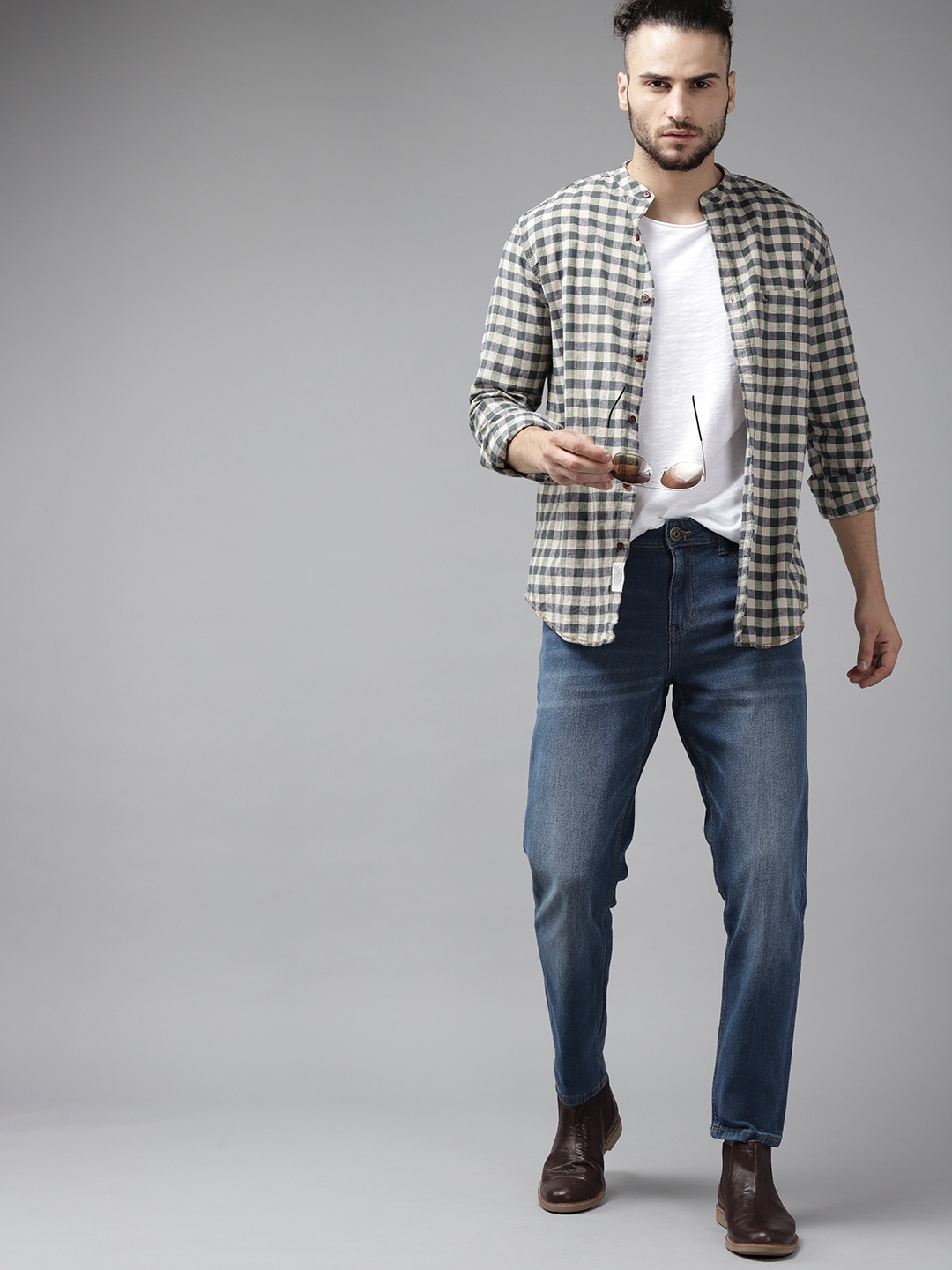 

Roadster Men Blue Carrot Light Fade Stretchable Jeans