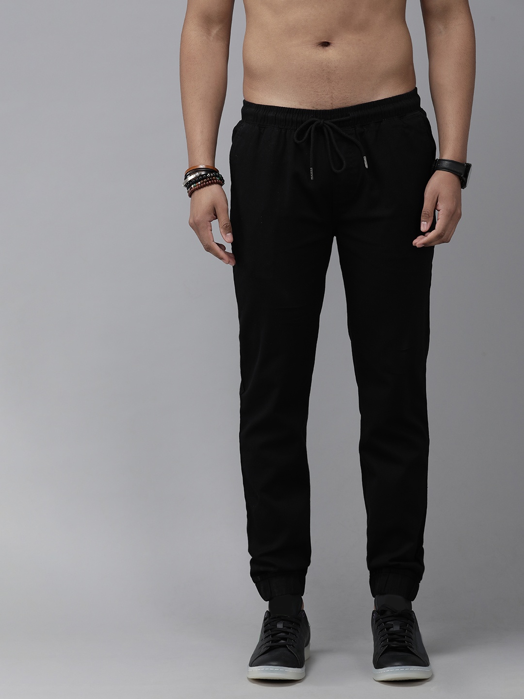 

Roadster Men Black Solid Pleated Joggers