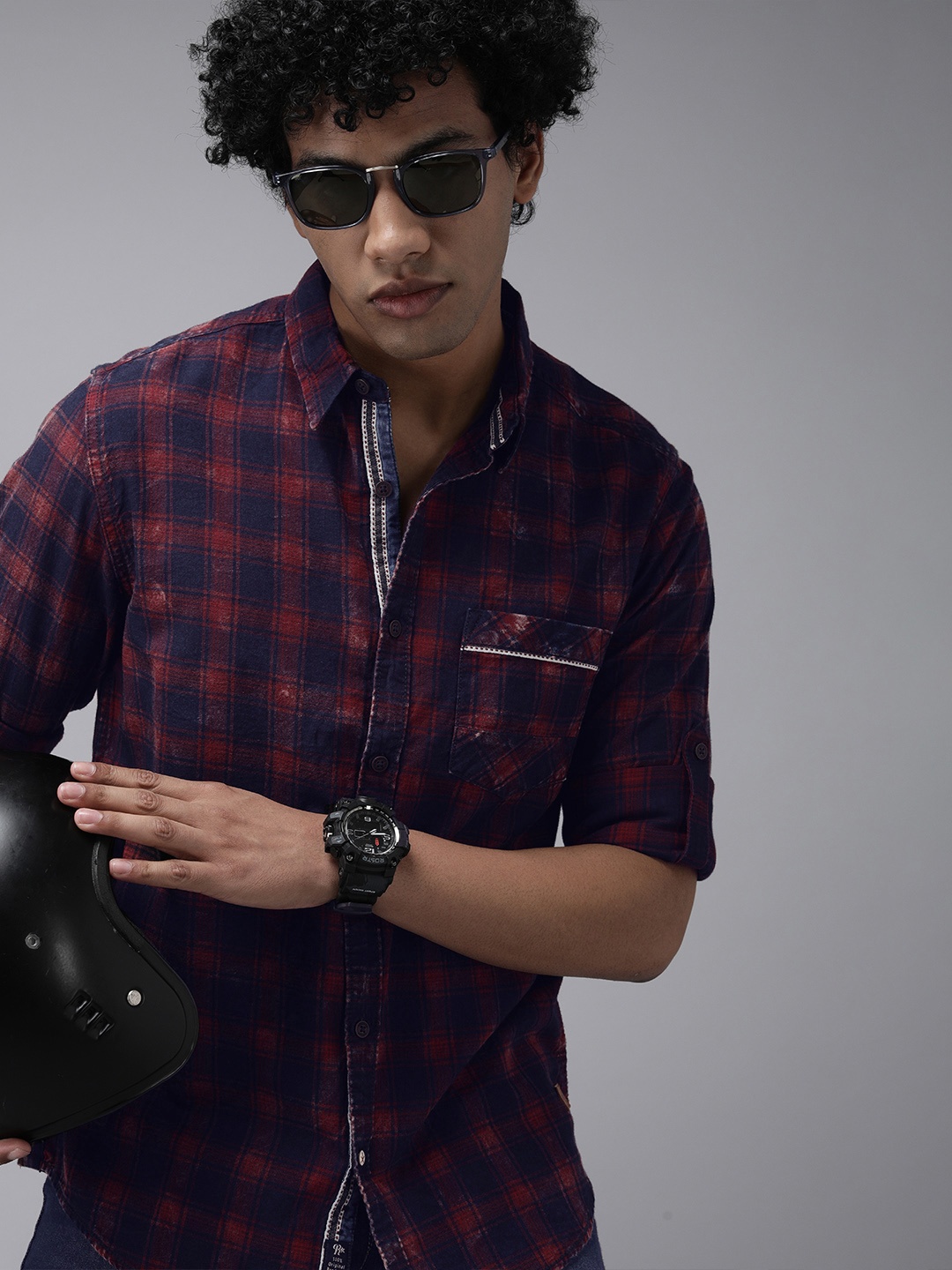 

Roadster Men Navy Blue& Red FAWLEC INDIGO Checked Pure Cotton Casual Shirt