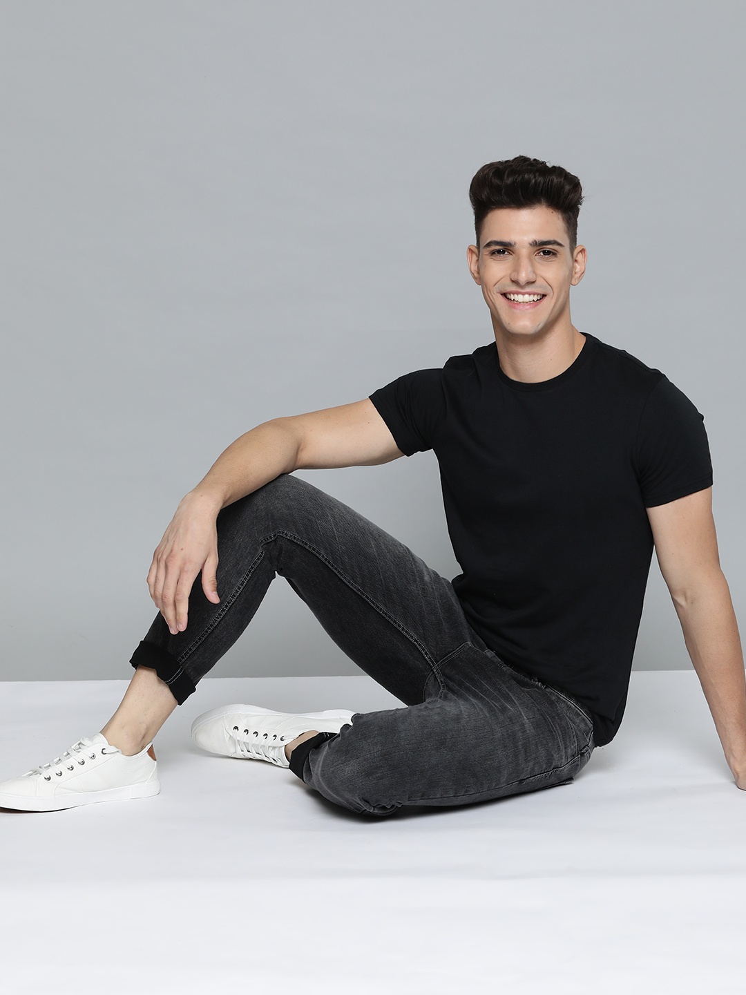 

Mast & Harbour Men Charcoal Skinny Fit Light Fade Stretchable Jeans