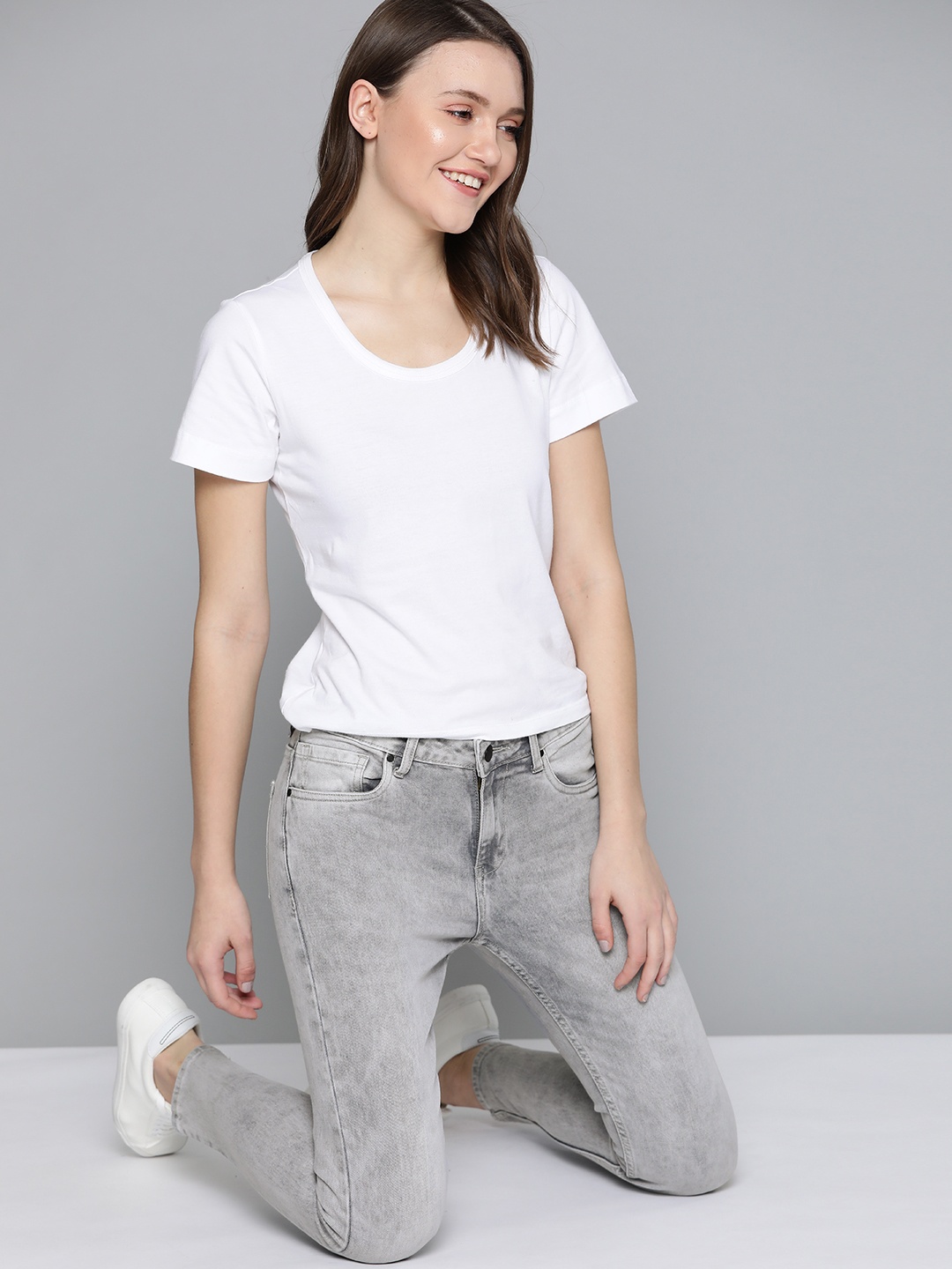 

Mast & Harbour Women Grey Skinny Fit Light Fade Stretchable Jeans