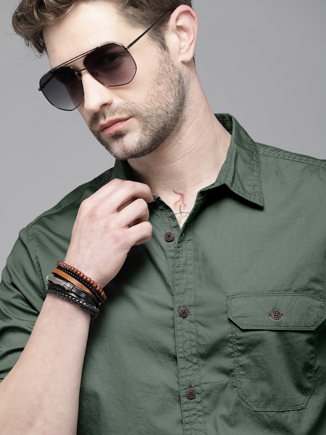 

Roadster Men Olive Green Solid Pure Cotton Neem Finish Casual Shirt