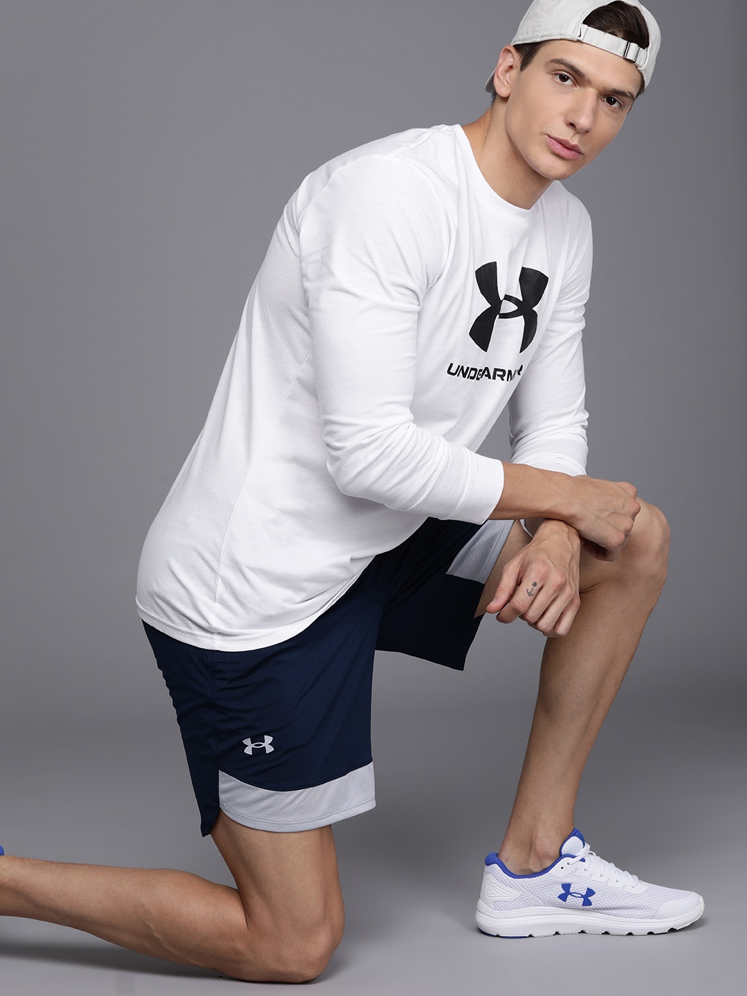 

UNDER ARMOUR Men White & Black Logo Print Sportstyle Long Sleeve Loose T-shirt