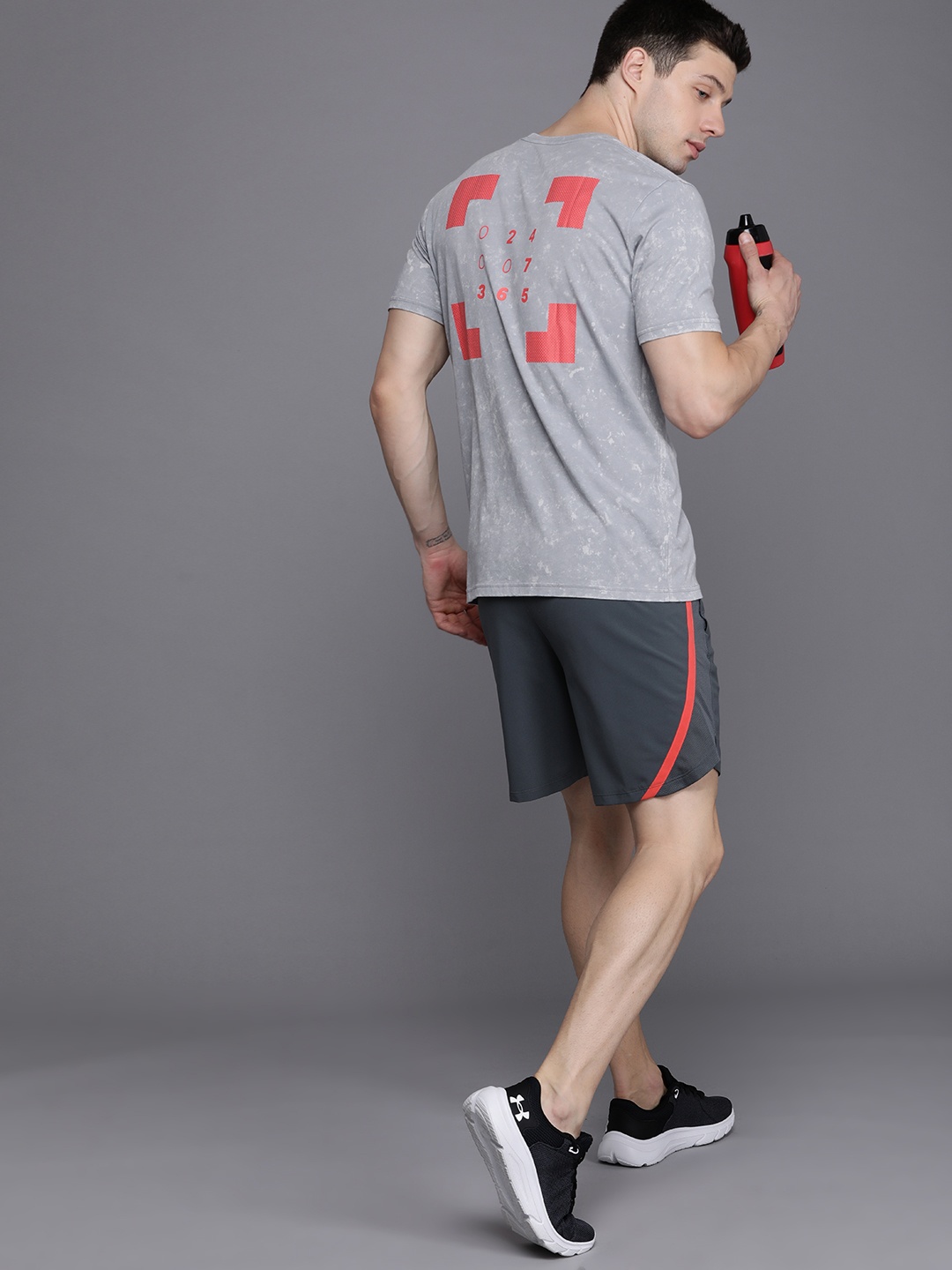 

UNDER ARMOUR Men Grey Printed Run Anywhere Short Sleeve T-Shirt