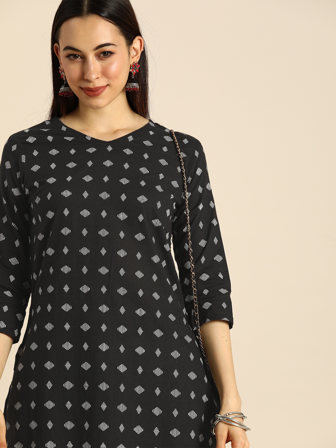 

Anouk Women Black & White Geometric Printed V-Neck Kurta