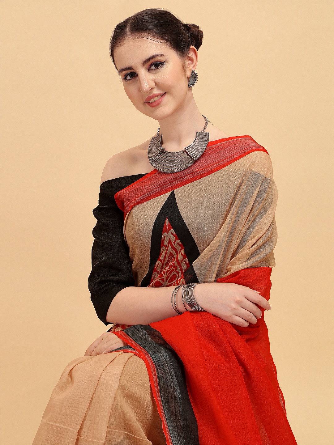 

Sangria Beige & Red Colourblocked Pure Linen Saree