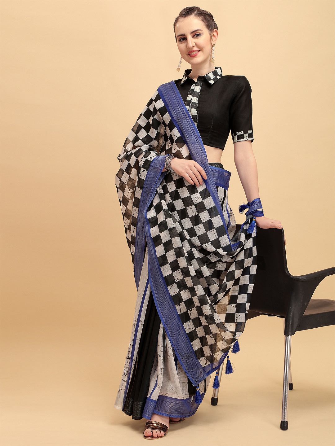 

Sangria White & Black Checked Pure Linen Saree