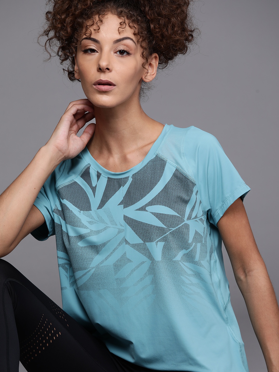 

UNDER ARMOUR Women Blue & Charcoal Grey Printed Iso-Chill Run Short Sleeve Loose T-shirt