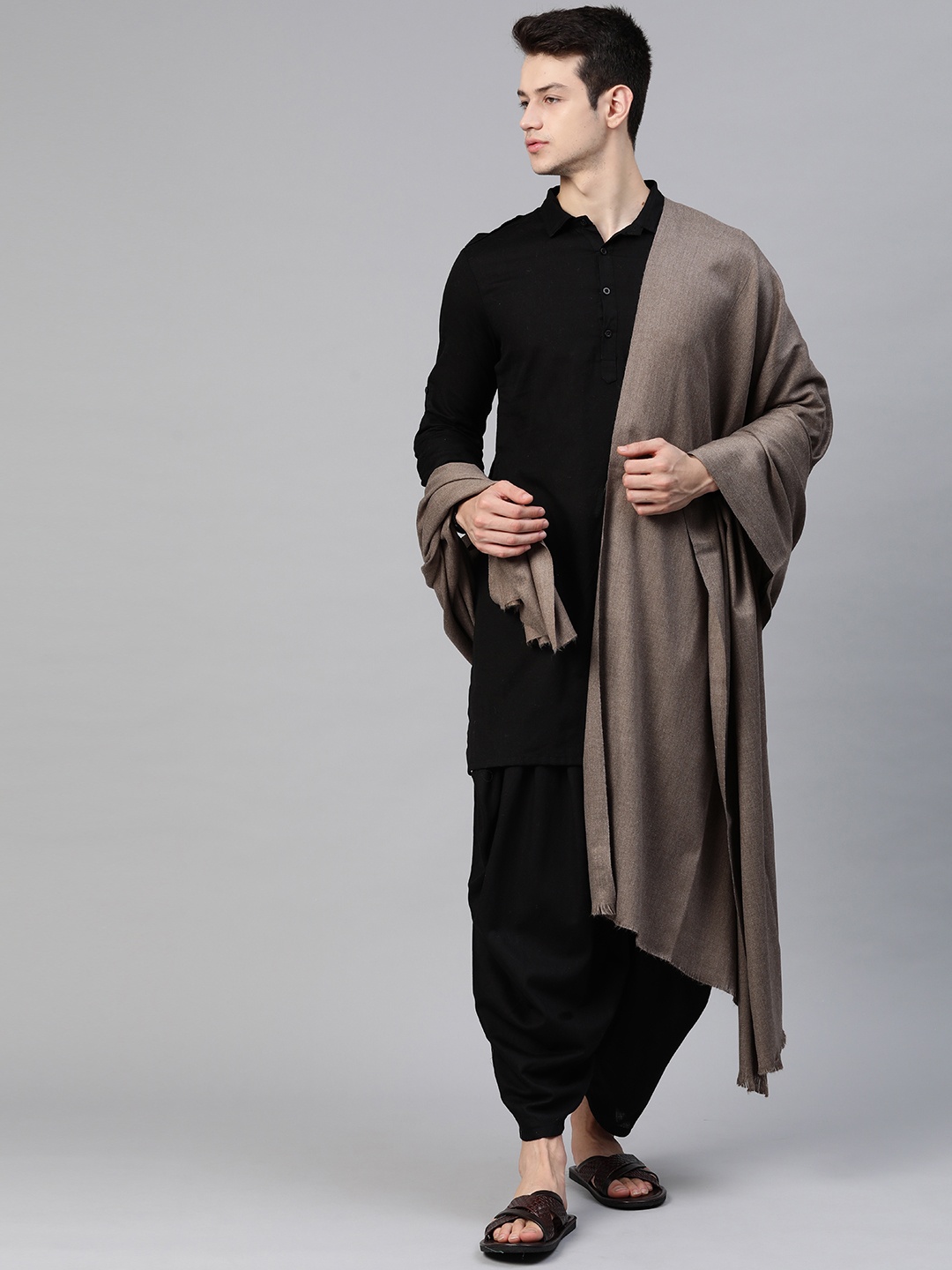 

WEAVERS VILLA Men Taupe Solid Frayed Border Shawl