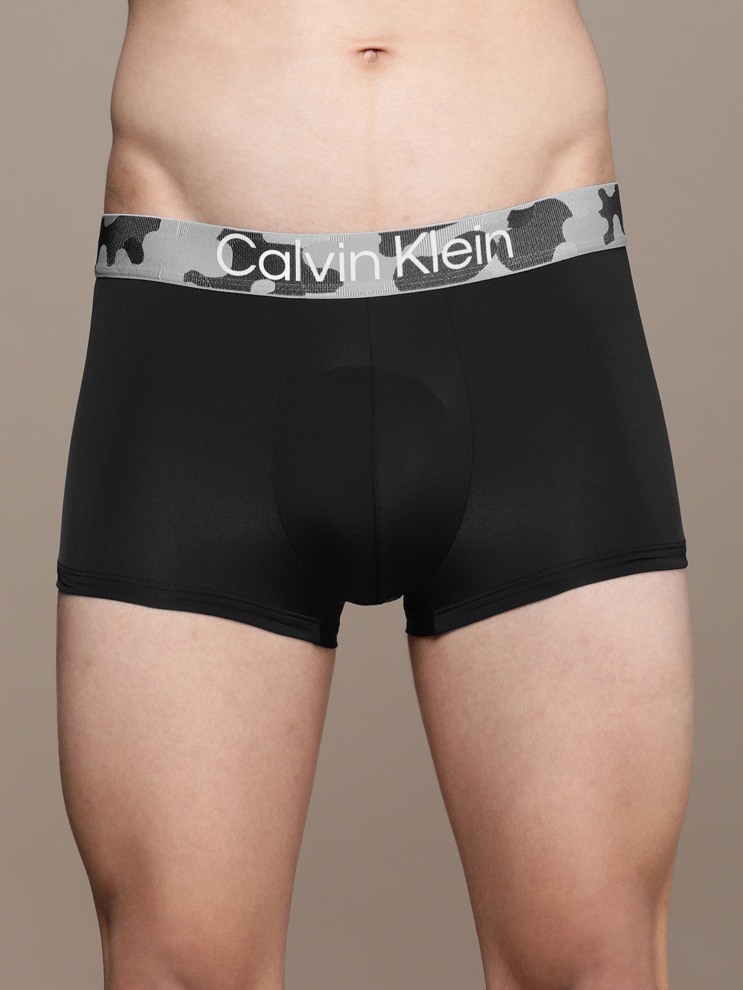 

Calvin Klein Underwear Men Black Solid Low-Rise Trunks NB3045UB1