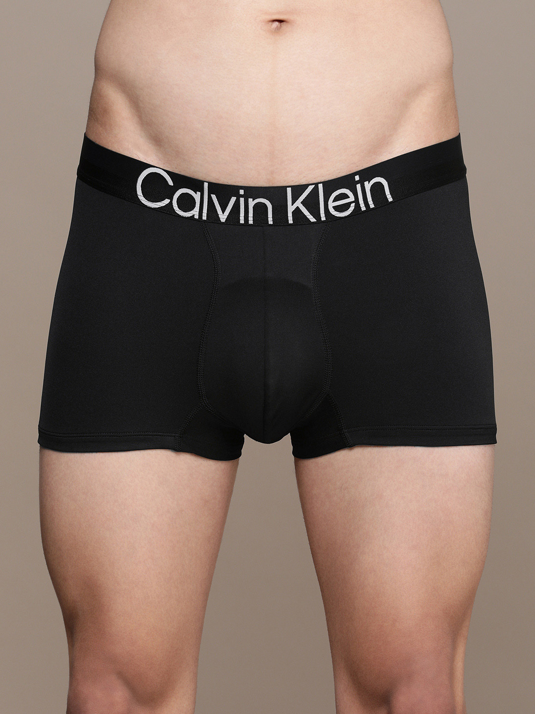 

Calvin Klein Underwear Men Black Solid Low-Rise Trunk NB2974UB1