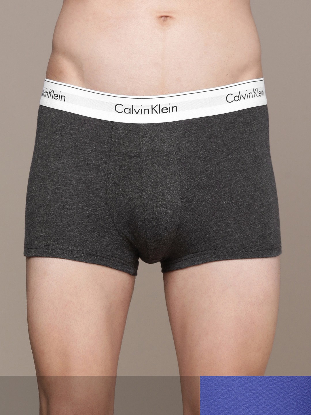 

Calvin Klein Underwear Men Pack of 2 Solid Trunk NB1086W4L, Charcoal