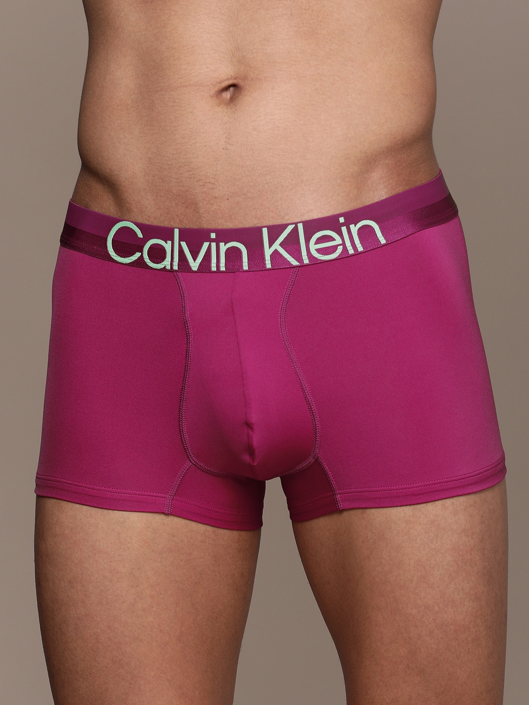 

Calvin Klein Underwear Men Magenta Solid Low-Rise Trunk NB2974VVG