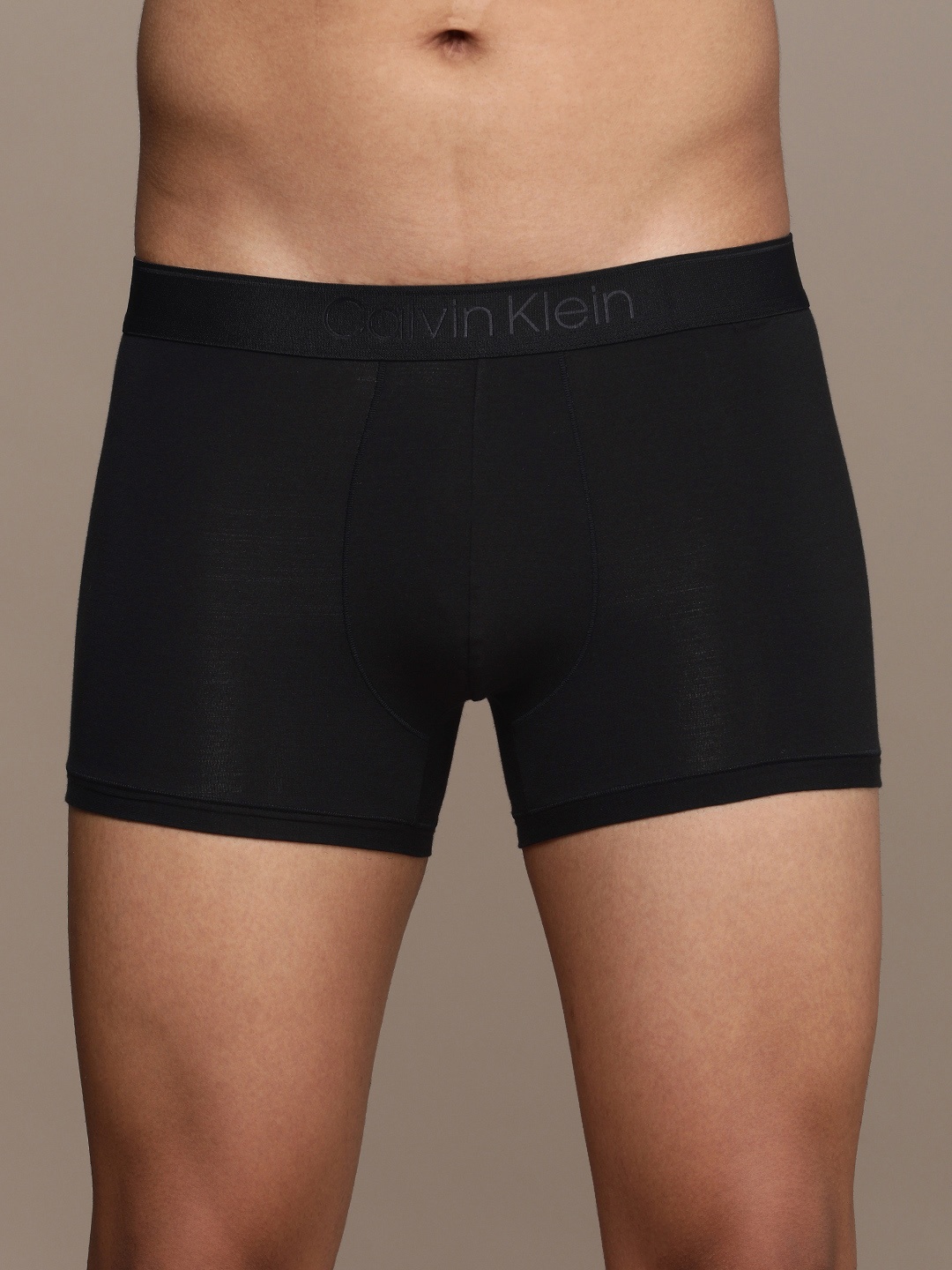 

Calvin Klein Underwear Men Black Solid Trunks NB2908UB1