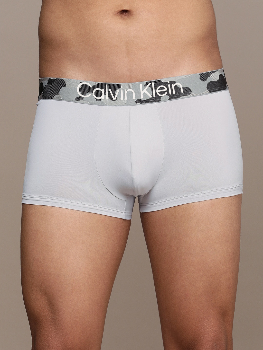 

Calvin Klein Underwear Men Grey Solid Low Rise Trunks NB3045PS7