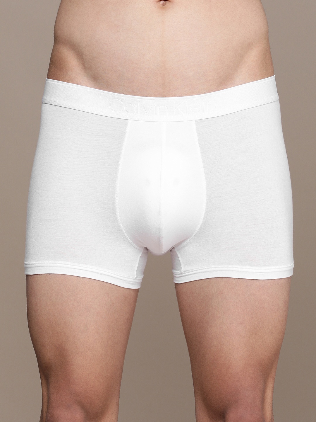 

Calvin Klein Underwear Men White Solid Trunks NB2908100
