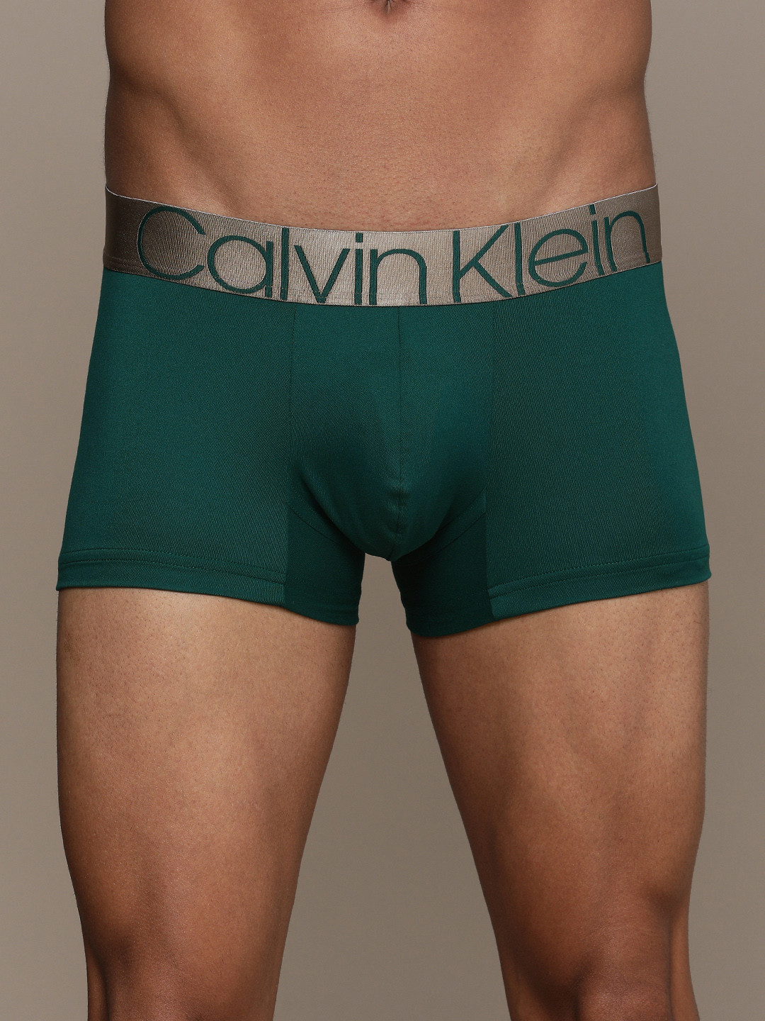 

Calvin Klein Underwear Men Green Solid Low-Rise Trunks NB2540L8H
