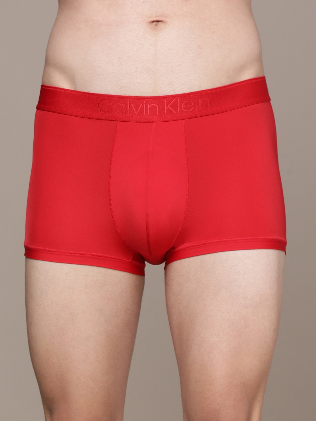 

Calvin Klein Underwear Men Red Solid Low-Rise Trunk NB2904XMK