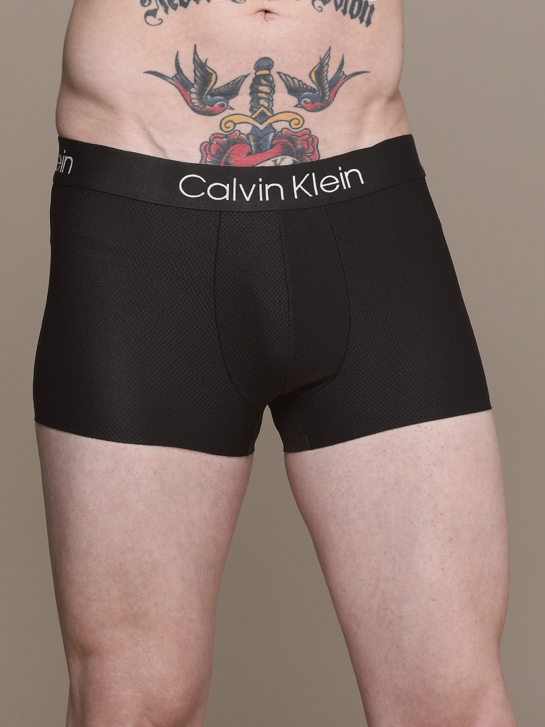 

Calvin Klein Underwear Men Black Solid Trunks NB3007UB1