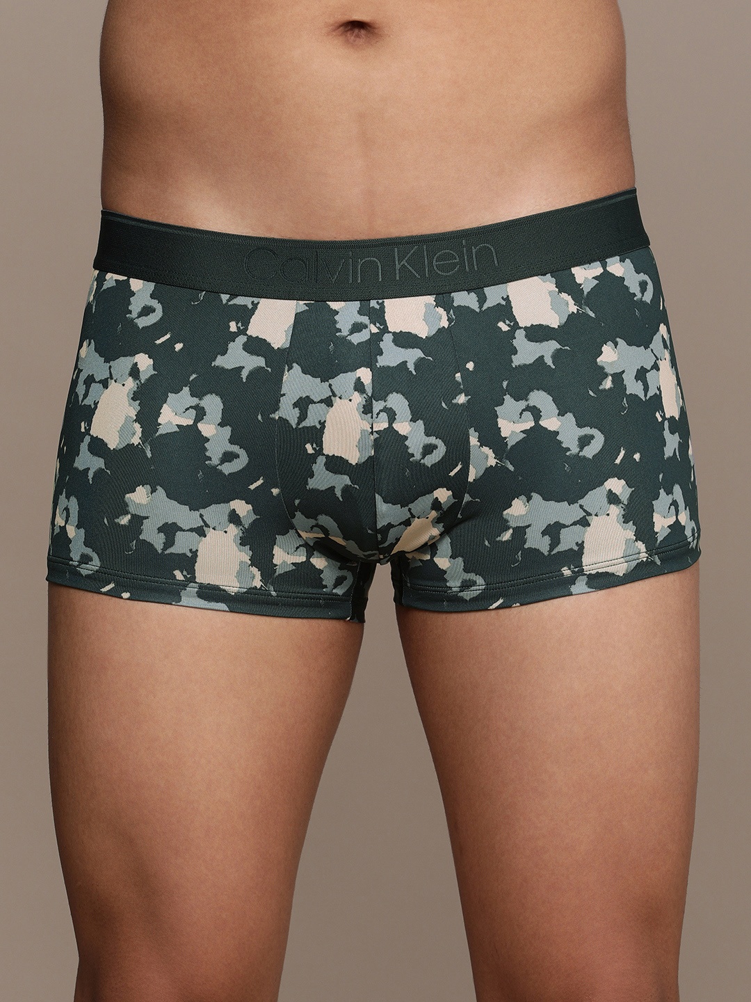 

Calvin Klein Underwear Men Olive Green & Off-White Abstract Print Trunks NB3008WO6