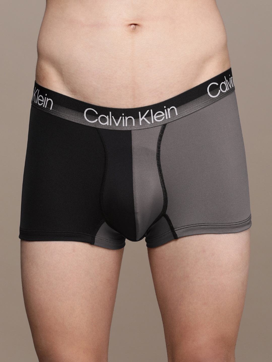 

Calvin Klein Underwear Men Black & Grey Colourblocked Low Rise Trunks NB3018