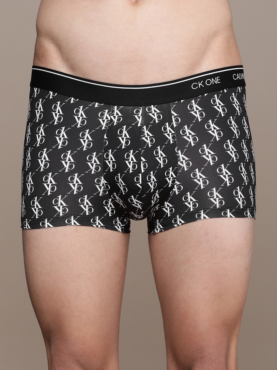 

Calvin Klein Underwear Men Black & White CONNECT Logo Printed Low Rise Trunks NB2225V4S