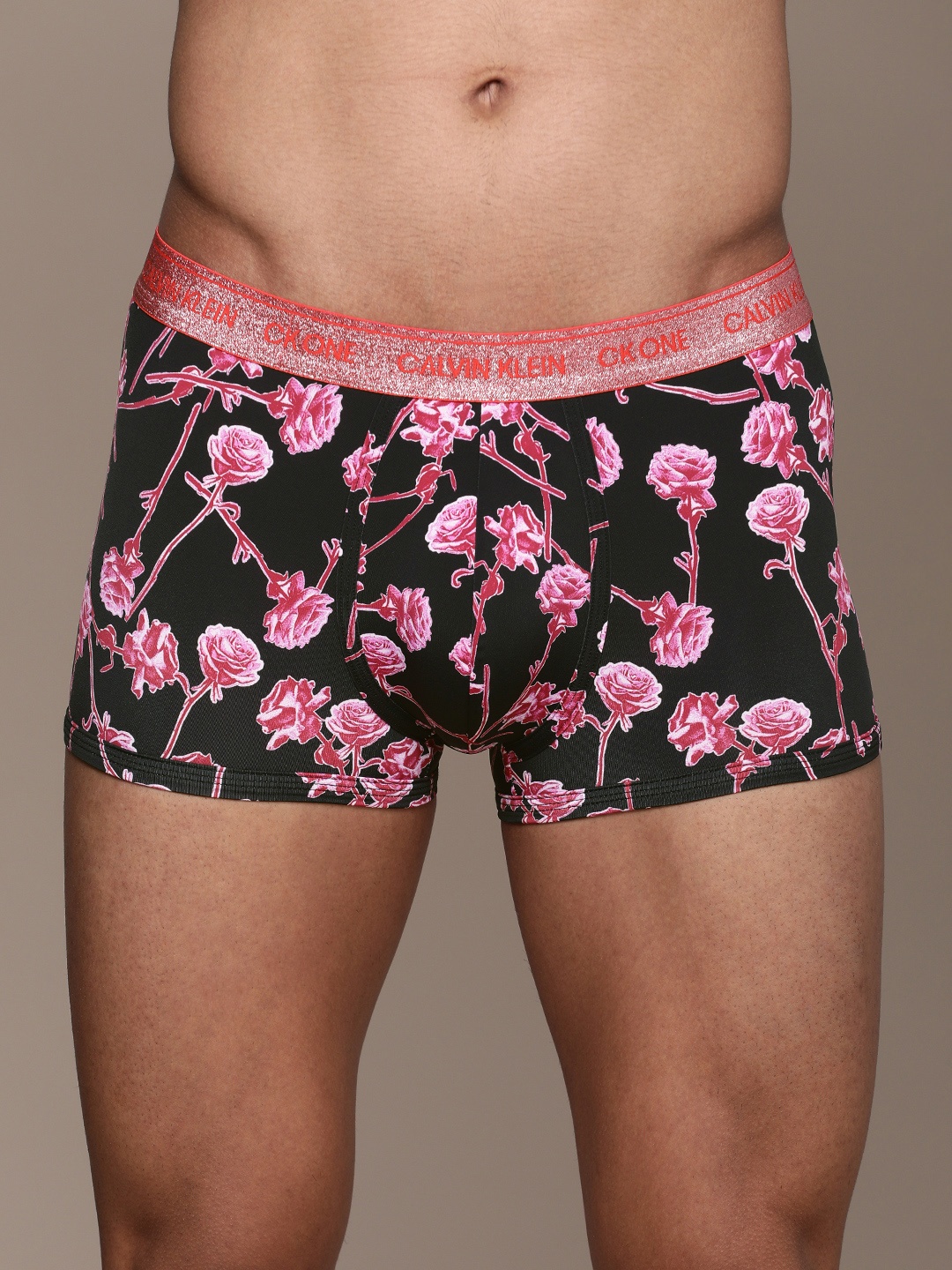 

Calvin Klein Underwear Men Black & Pink Floral Printed Low-Rise Trunk NB2980V35