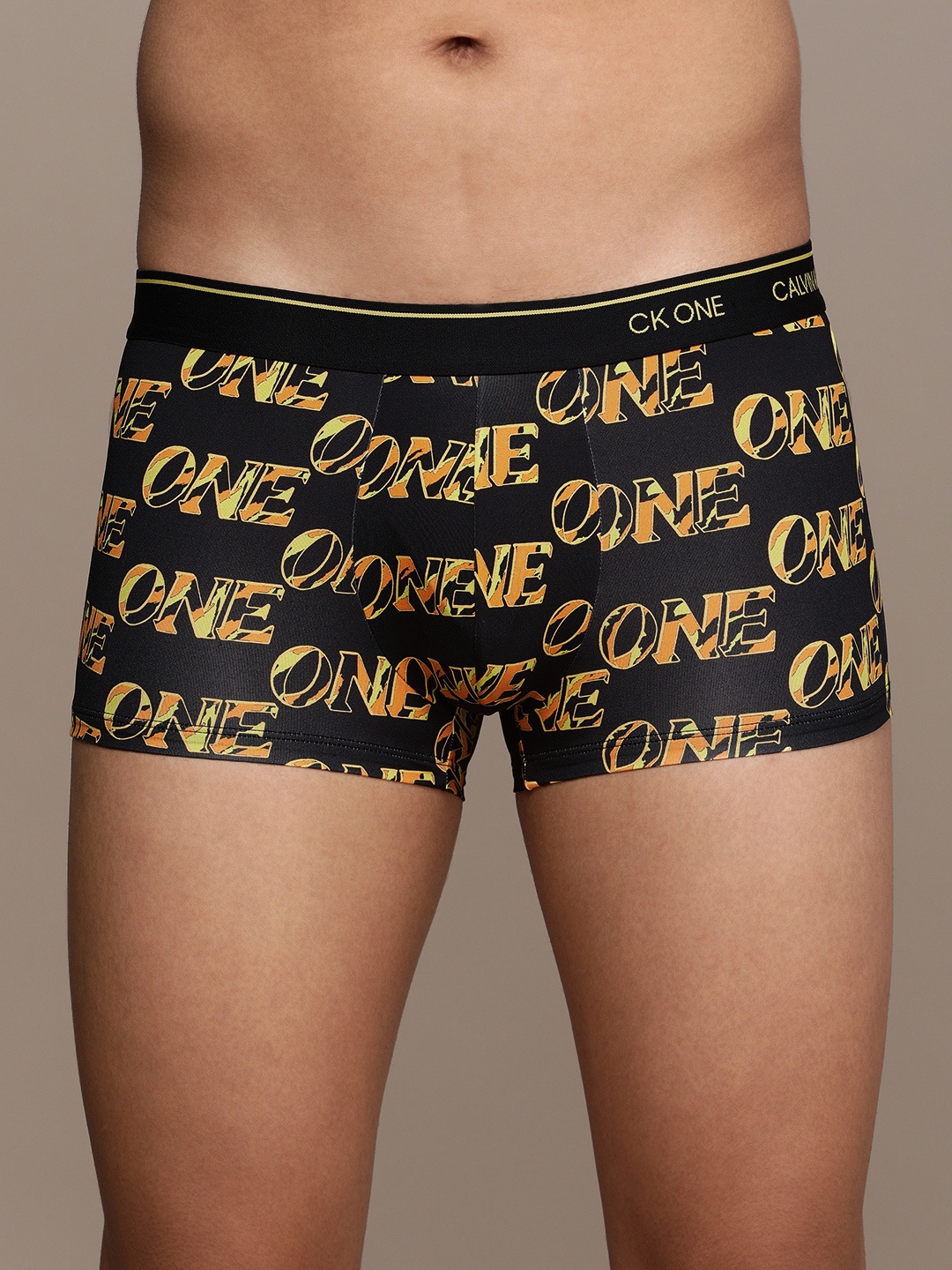 

Calvin Klein Underwear Men Black and Yellow Brand Logo Print Low-Rise Trunk NB2225V3X