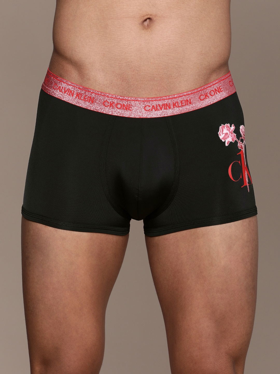 

Calvin Klein Underwear Men Black & Pink Floral Printed Low-Rise Trunk NB2980UB1