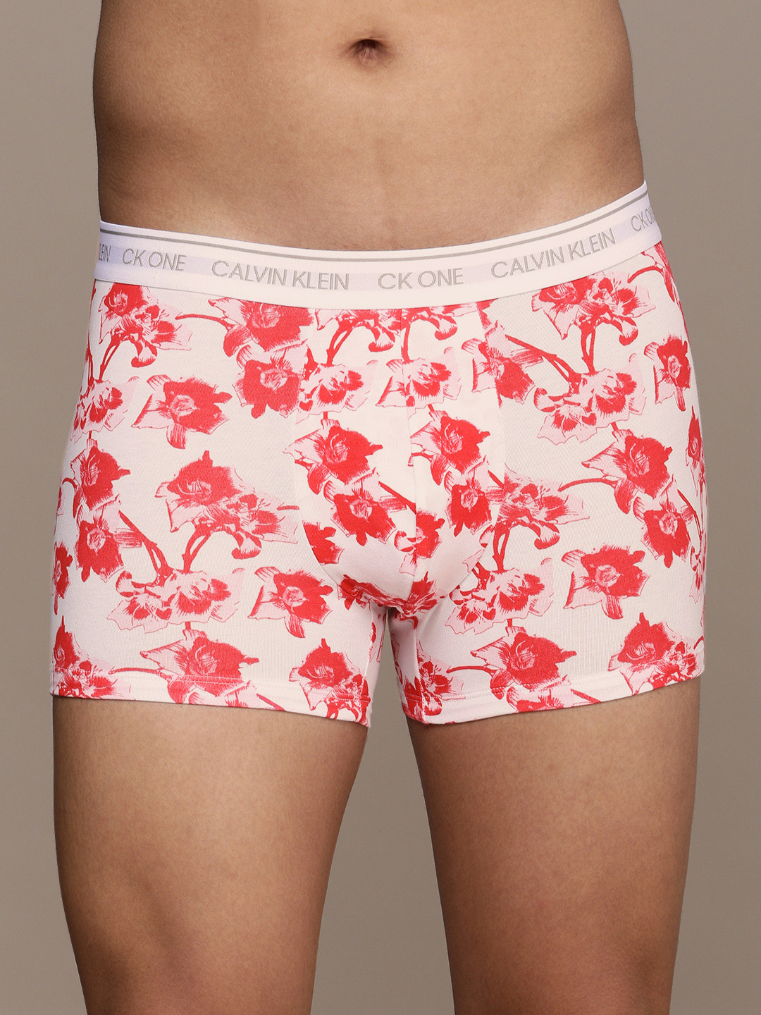 

Calvin Klein Underwear Men Off-White & Red Floral Print Trunks NB2216V3Q
