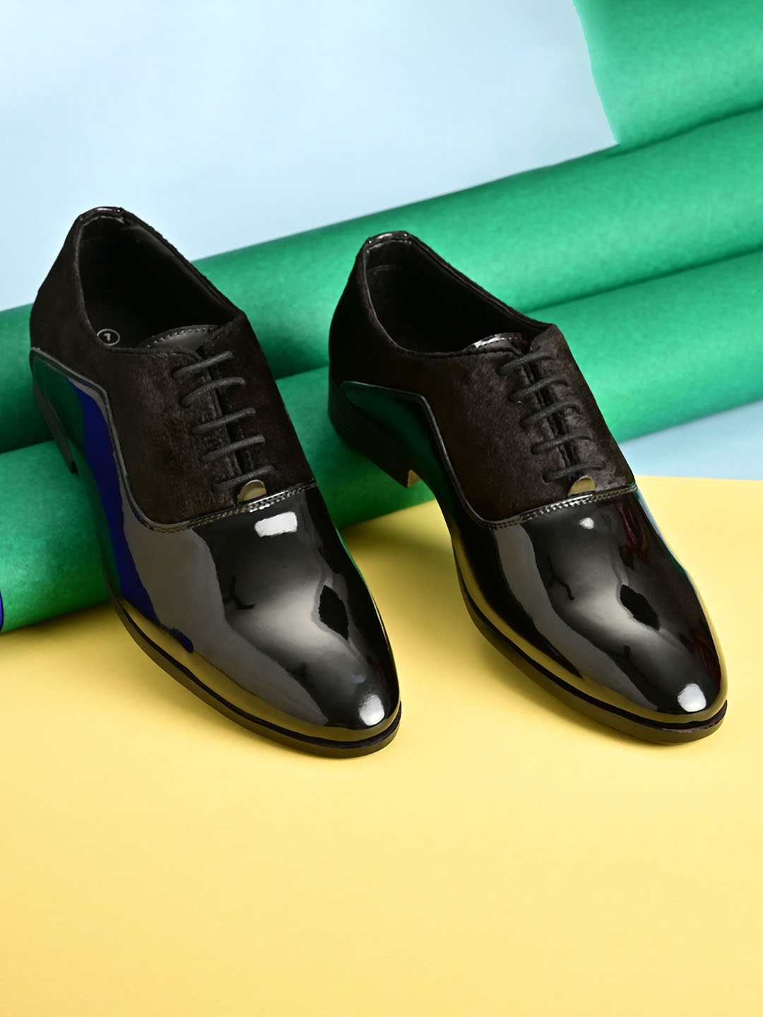 

INVICTUS Men Black Solid Formal Oxfords