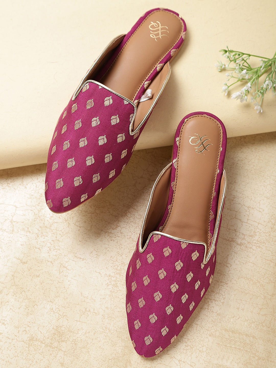 

House of Pataudi Women Magenta & Gold-Toned Handcrafted Woven Design Ethnic Mules