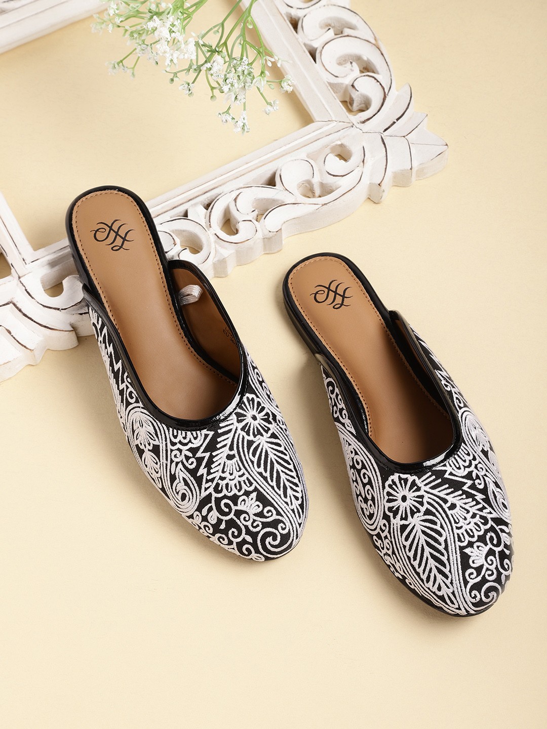 

House of Pataudi Women Black & White Embroidered Handcrafted Mules with Pouch