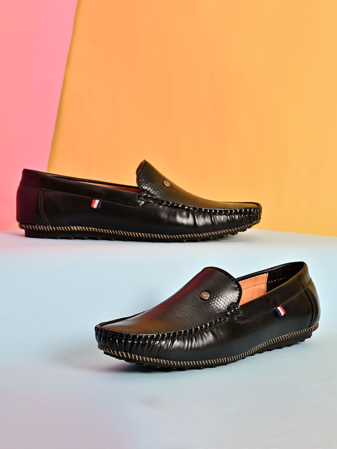 

INVICTUS Men Black Textured Loafers