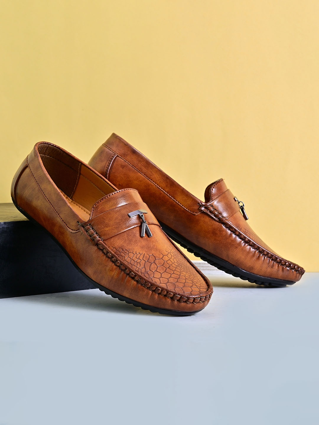 

INVICTUS Men Tan Loafers